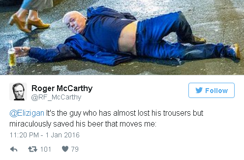 网友麦卡锡(Roger McCarthy)说:“我真‘感动’,他的裤子都快掉了却没有放弃手中的啤酒。”(图片来源:BuzzFeed)