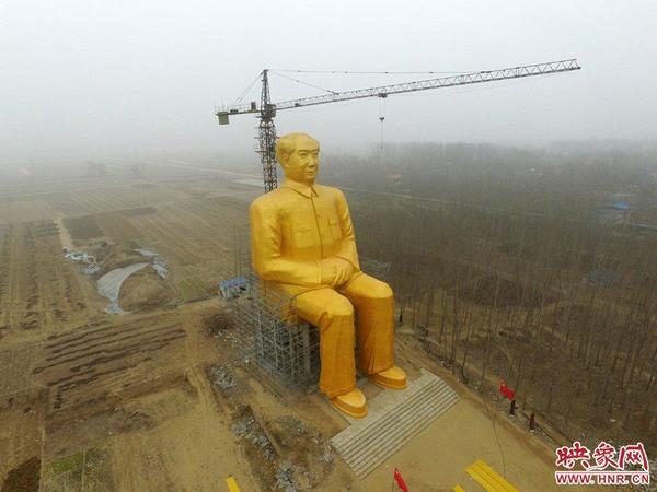 1月4日，据网友反映，在河南省通许县一村庄的地头，当地村民集资建造了一座几十米高的毛主席像，十分引人注目。 图片来源：映象网