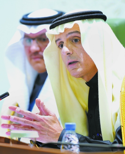 3日,在沙特首都利雅得,沙特外交大臣朱拜尔(右一)在记者会上讲话。新华/法新