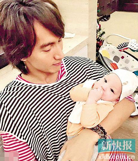 ■言承旭怀抱徐若瑄的儿子。