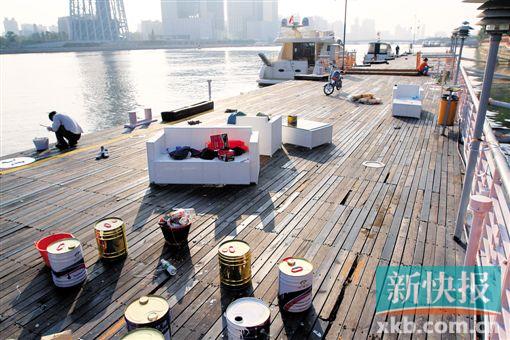 ■工人在海心沙码头施工。    新快报记者 祝贺/摄