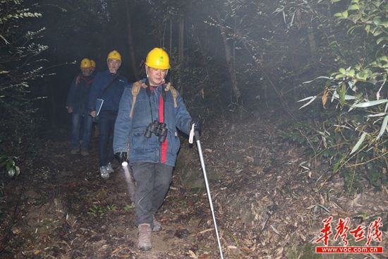 工作人员赶赴下一个点。