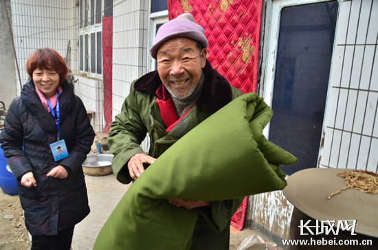 河北爱心无限网组织志愿者赴无极开展元旦敬老