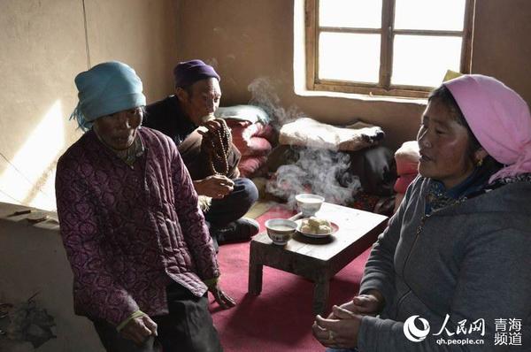 ”养老服务员“花毛有伺候两位老人吃早饭