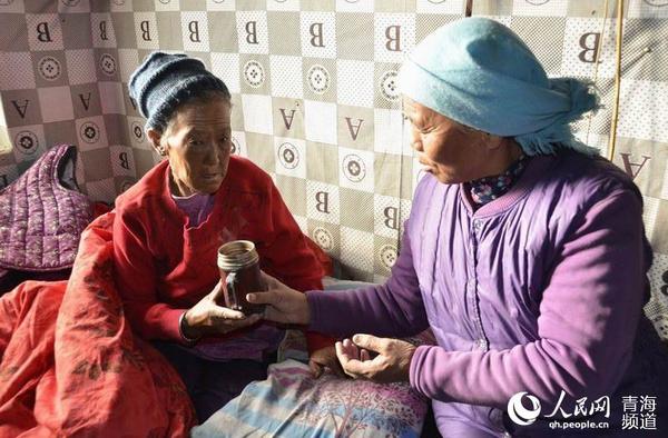 “养老服务员”孤寡老人郭秀英照顾生病中的孤寡老人郭秀英