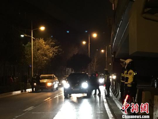 石家庄交警夜查车辆。来源:中国新闻网