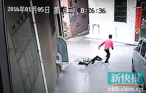 ■附近的监控视频记录下了整个作案过程。