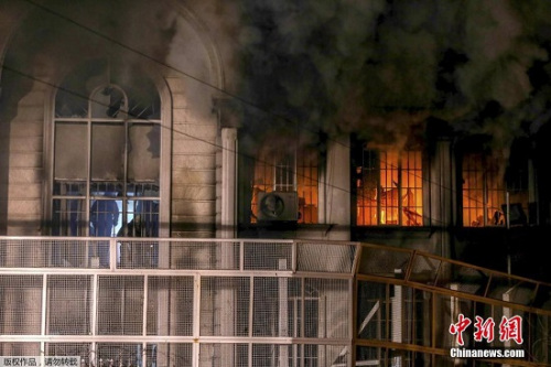1月2日，伊朗示威者冲击沙特驻伊朗大使馆，打砸使馆门窗并纵火焚烧使馆部分楼体。