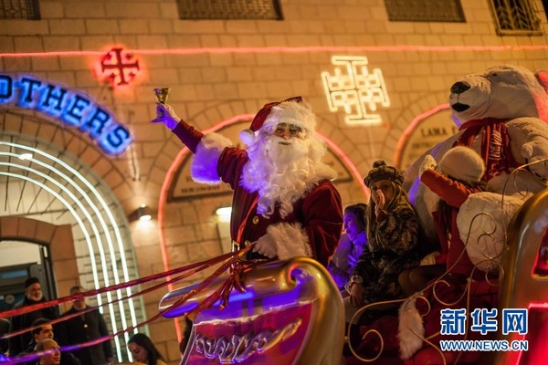 1月5日，伯利恒，庆祝圣诞大游行队伍里的圣诞老人。东正教圣诞节不是12月25日，而是1日7日。新华网发（卢埃·萨巴巴摄）