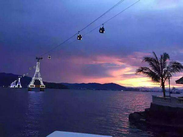 　　图为芽庄的跨海缆车。