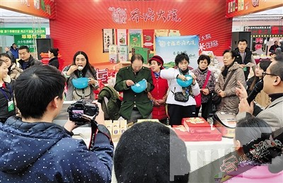市民参加吃米饭比赛,谁吃得最慢就能得到一袋大米。
