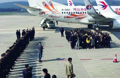 警方包机押解300名主要嫌犯|刑侦局|窝点_凤凰资讯