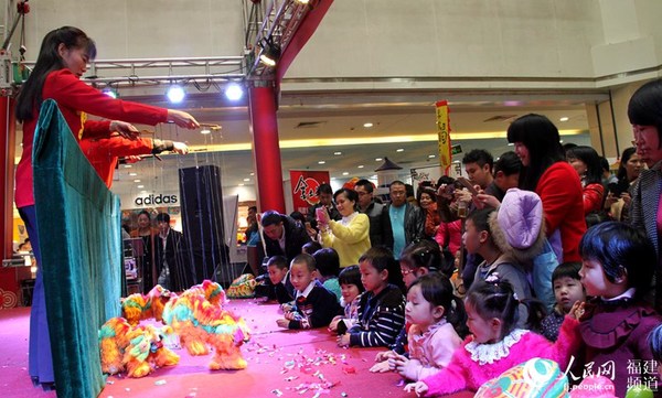 连城提线木偶表演群狮欢舞，小朋友很是喜欢。陈析兴摄