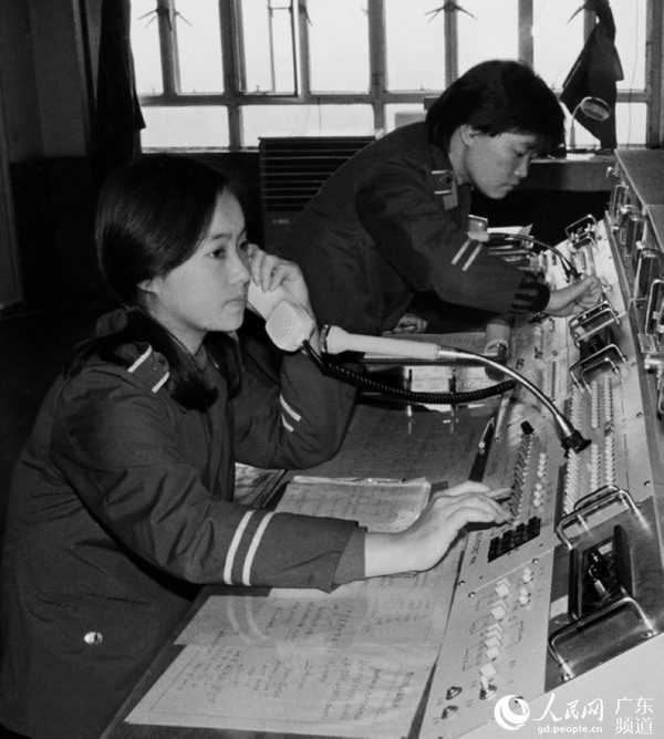 80年代的广州市公安局110报警服务台接警员（1987年1月）。周晓辉 摄（资料图片，广州市公安局供图）