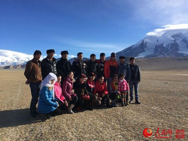 演员们在雪山下合影 以表对家乡的眷恋