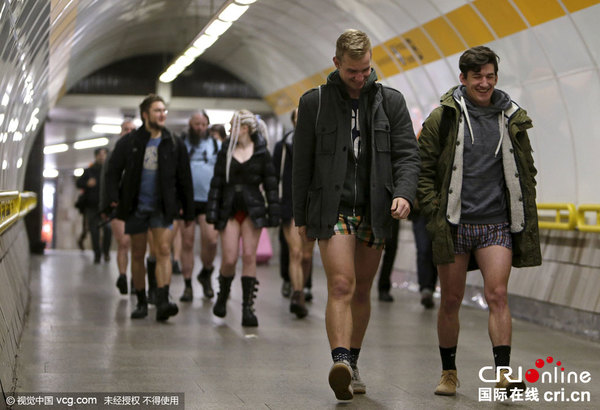 　　当地时间2016年1月10日，捷克布拉格，“地铁无裤日”当天，乘客穿短裤乘车。图片来源：视觉中国