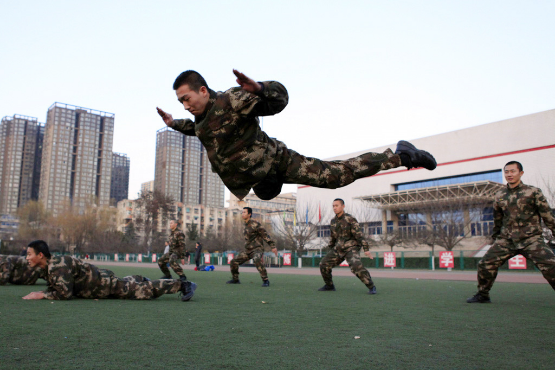 进行军事体能训练。张浩 摄