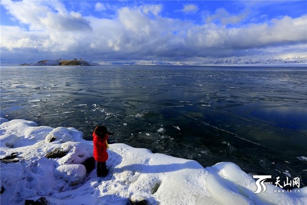 1月10日，游客在新疆赛里木湖游览。