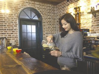 　　开乡村咖啡馆的清华博士陈雁翎