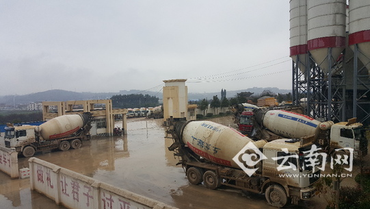 引进的砂石料搅拌厂。