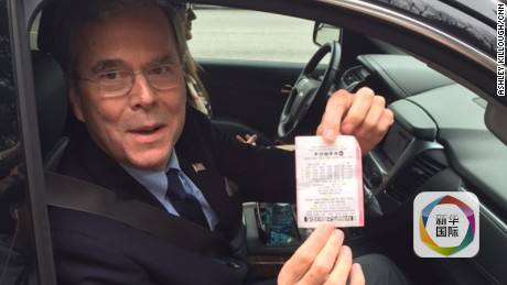 　　杰布·布什向媒体记者出售支持者送的彩票。