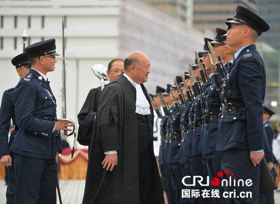 终审法院首席大法官马道立检阅香港警察仪仗队