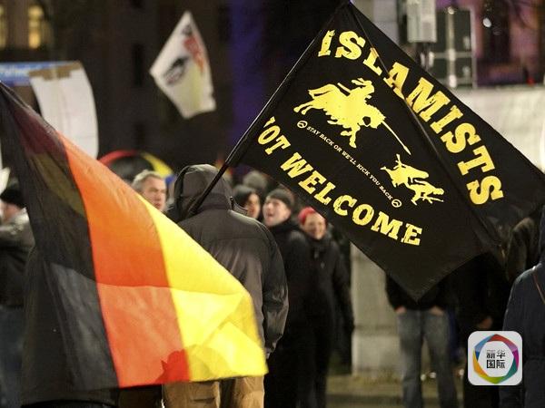 反对默克尔难民政策。旗帜上写着:伊斯兰民众