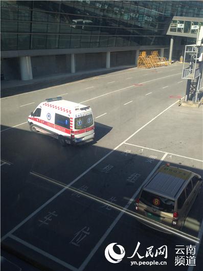 该患者被早已停在长水机场内的救护车带走治疗 人民网 薛丹 摄