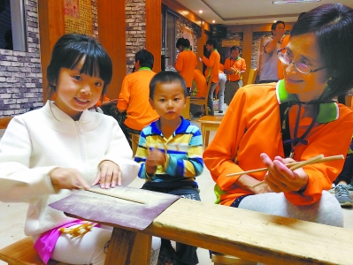 台湾客人在体验竹子制品DIY。