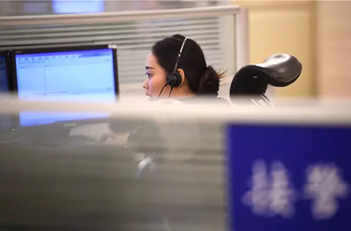 2016年1月6日,工作人员在四川成都市公安局110指挥中心接听电话。新华社记者薛玉斌摄