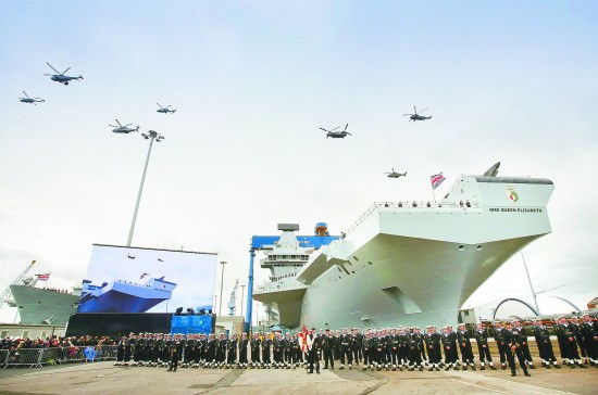 当地时间2014年7月4日，英国法夫，英国皇家海军航母“伊丽莎白女王”号正式下水，伊丽莎白女王出席航母命名仪式。 （资料图片）CFP供图