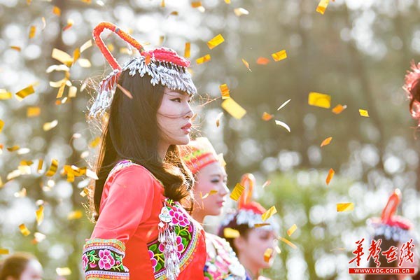 露天T台，没有灯光的半决赛，丝毫没有影响模特们的表现。