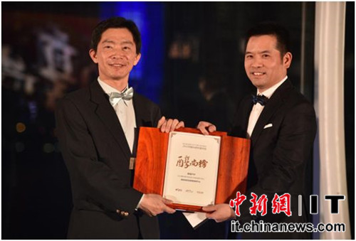 (左：蜻蜓FM联合创始人兼CEO杨廷皓  右：尚九集团董事长杨万总先生)