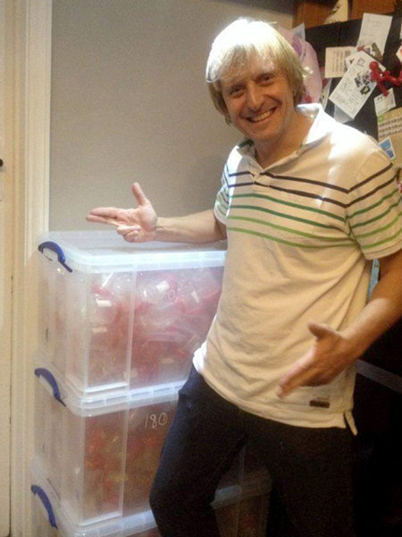 41岁的英国人西蒙·沃森连续捐精16年，成为800多个孩子的父亲。（图片：《镜报》）