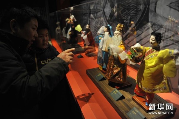 1月13日,观众在中国美术馆参观展出的木偶作品《八仙》。新华社记者 鲁鹏 摄
