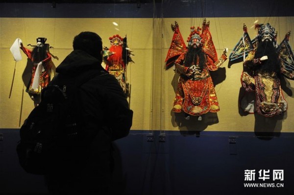 1月13日，观众在中国美术馆参观展出的木偶作品。