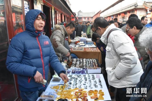 1月9日，各地商贩在济南英雄山文化市场上展售文玩用品。