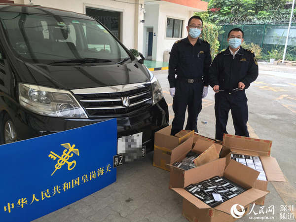 1月12日,深圳皇岗海关查获5大箱电子产品,共计近7000件硬盘U盘,初估超过100万元人民币。(深圳皇岗海关 供图)