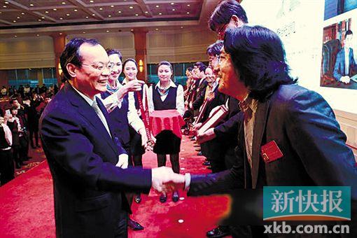 ■袁宝成代表市政府向45位荣誉市民颁发了荣誉奖章和证书