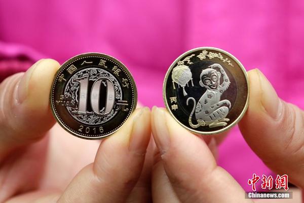 2016年 生肖猴纪念币发行  北京市民排长队兑换