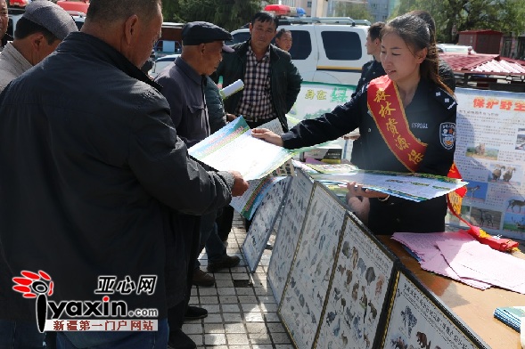 开展法律宣传活动女警掠影。