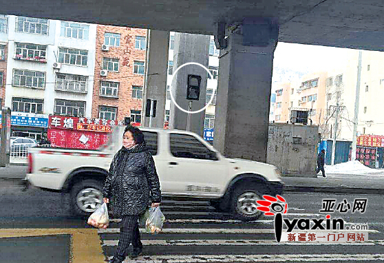 1月15日11时许,BRT71号线环卫处站,人行红绿灯不亮(白圈处)。亚心网记者张铃铃摄 【记者回访】胡女士说,她每天上下班都在环卫处站乘坐BRT71号线,因为车站建在马路中间,乘客都需穿过马路。此前,这里安有人行红绿灯,过马路很方便。最近几个月,人行红绿灯一直不亮,人车混行现象时有发生,很危险。