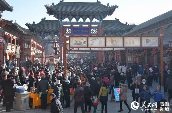 “腊八”当日丹噶尔古城内人山人海