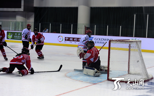 比赛现场,白色队服为哈尔滨队,红色队服为香港队。