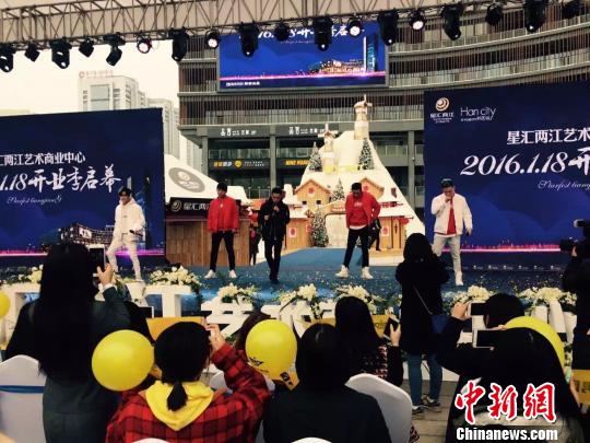 图为实力偶像组合MIC男团亮相,现场劲歌热舞