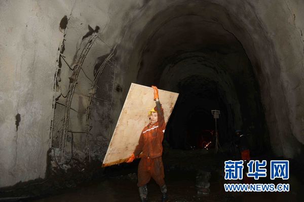 1月15日，安琶铁路甘姆奇克隧道出口与3#斜井区间5625米行车主隧道顺利贯通现场。新华网发