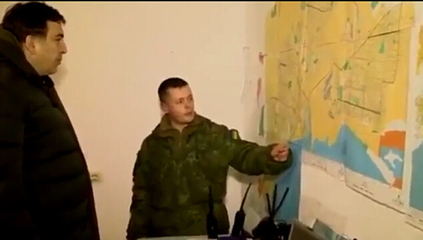 萨卡什维利听取报告，地图暴露在镜头前。（视频截图）
