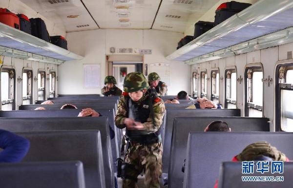 　　 2月11日，特战队员进入车厢解救群众。