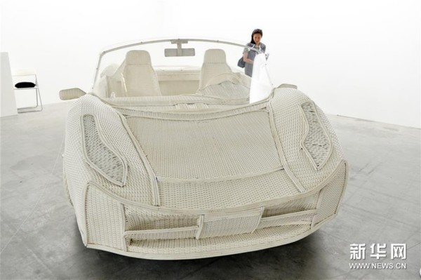 1月20日，在新加坡滨海湾金沙展览中心，一名参观者在“艺术登陆新加坡”预展上观赏艺术作品。