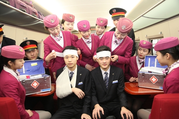 模拟给旅客包扎